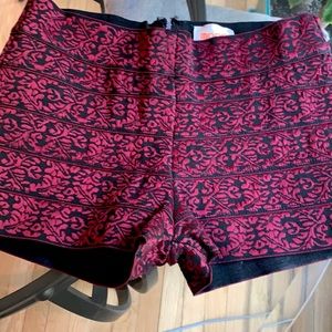 Cute shorts W. black and maroon/reddish pattern